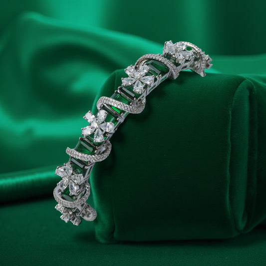 Emerald Elegance – Luxury Floral Diamond-Inspired Bracelet
